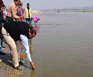 Pilgrims returned as polluted Ganga water turned black in Dashashwamedh ghat Allahabad